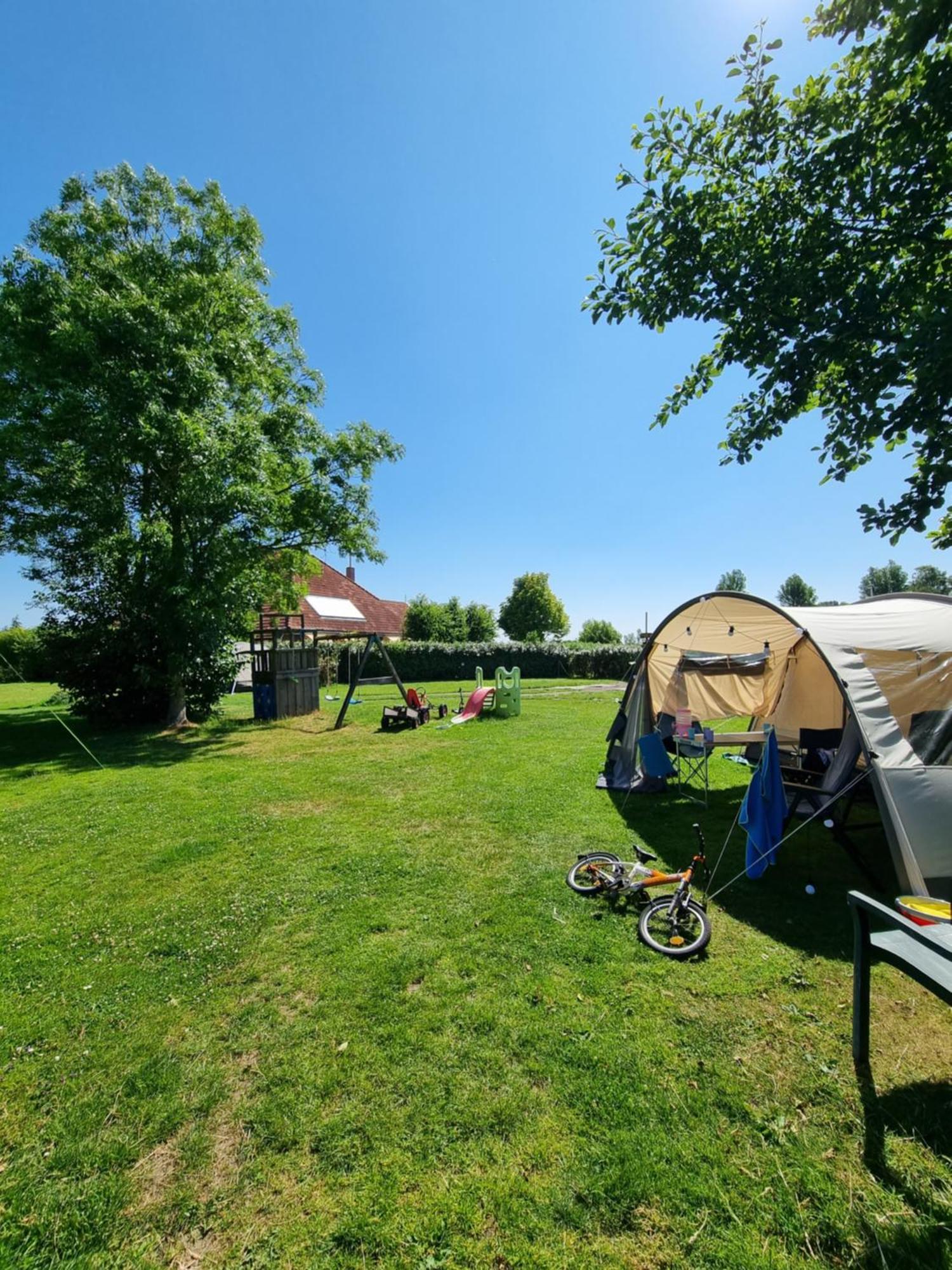 Camping De Tulpenweide Lege Kampeerplaats, Lege Plaats Op Het Gras Zonder Bed Breezand Quarto foto